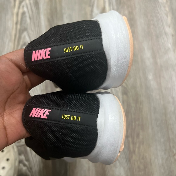 Nike Womens Downshifter 9 SE BQ9263-001 Black Running Shoes Sneakers Size 11 - Picture 3 of 6